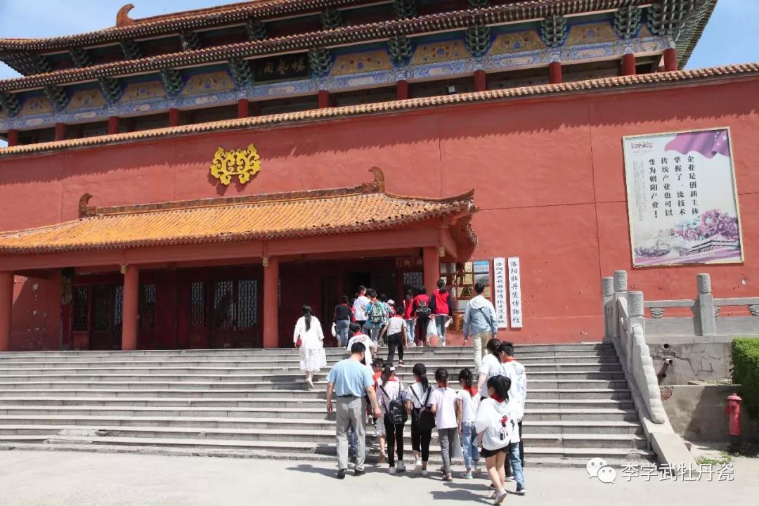 留守儿童亲身感受李学武牡丹瓷魅力
