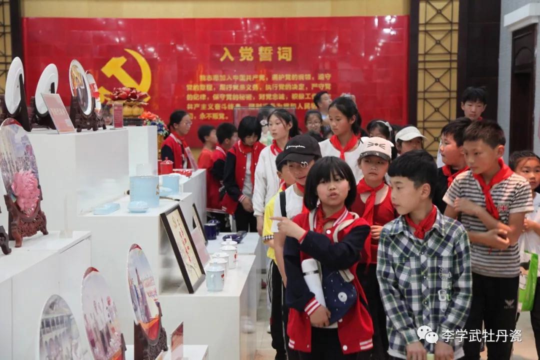 留守儿童亲身感受李学武牡丹瓷魅力
