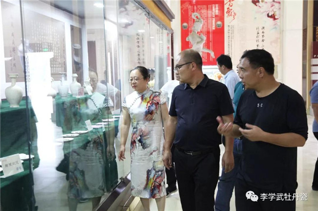 新闻丨河南建业集团考察组来到李学武牡丹瓷参观考察牡丹产业5.jpg